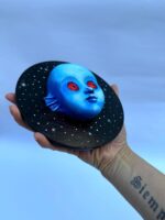 "Escultura de Pared Tiwa – Retrato en Relieve Hecho a Mano inspirado en Fantastic Planet – Obra de Arte Coleccionable de La Planète Sauvage" - Imagen 4