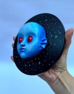 "Escultura de Pared Tiwa – Retrato en Relieve Hecho a Mano inspirado en Fantastic Planet – Obra de Arte Coleccionable de La Planète Sauvage" - Imagen 3