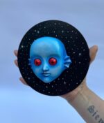 "Escultura de Pared Tiwa – Retrato en Relieve Hecho a Mano inspirado en Fantastic Planet – Obra de Arte Coleccionable de La Planète Sauvage" - Imagen 6