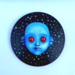"Escultura de Pared Tiwa – Retrato en Relieve Hecho a Mano inspirado en Fantastic Planet – Obra de Arte Coleccionable de La Planète Sauvage"