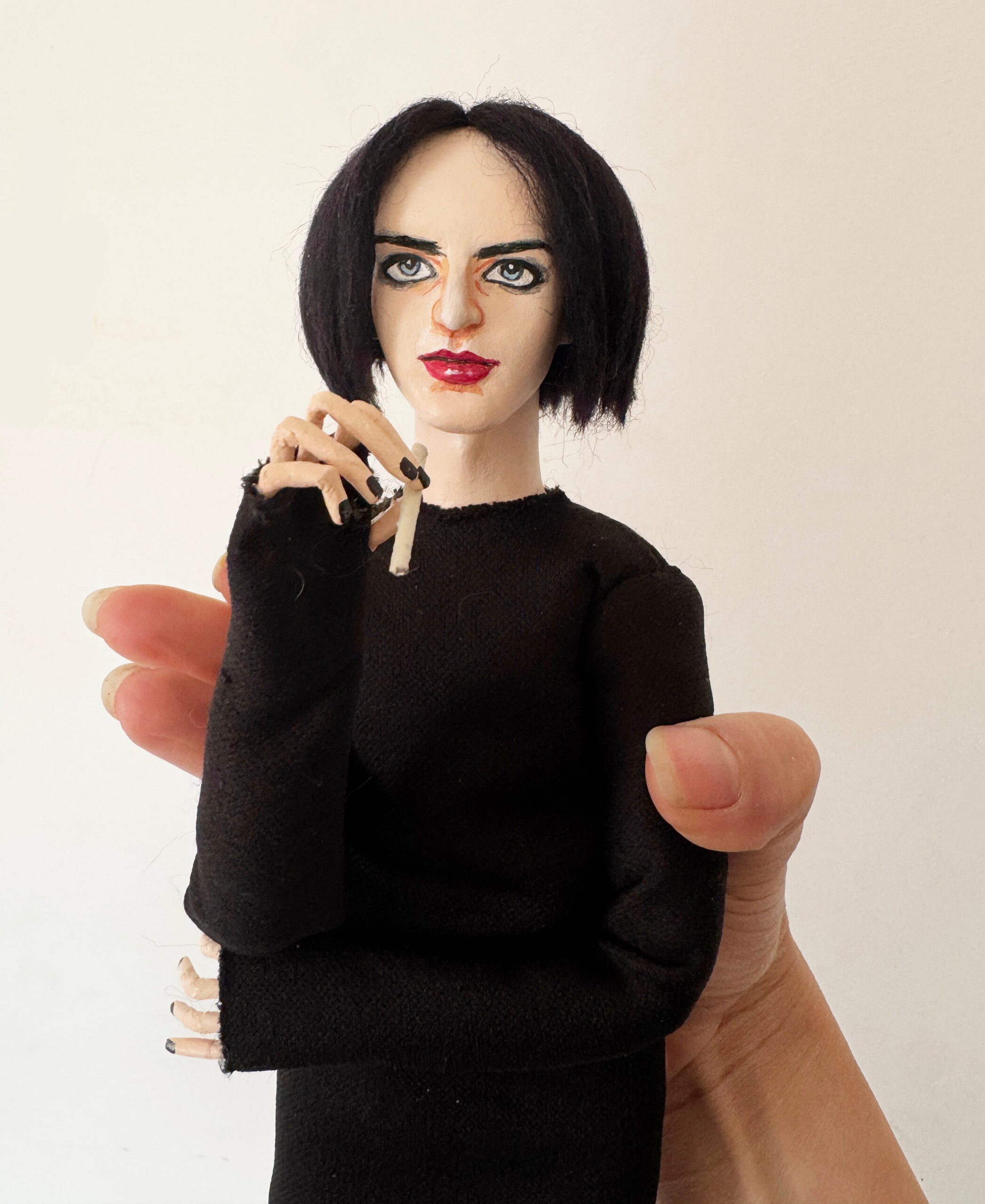 IMG_7057 (1) Brian Molko Art Doll – Placebo Collectible Figure – Handmade Articulated Music Icon Doll OOAK - Imagen 1